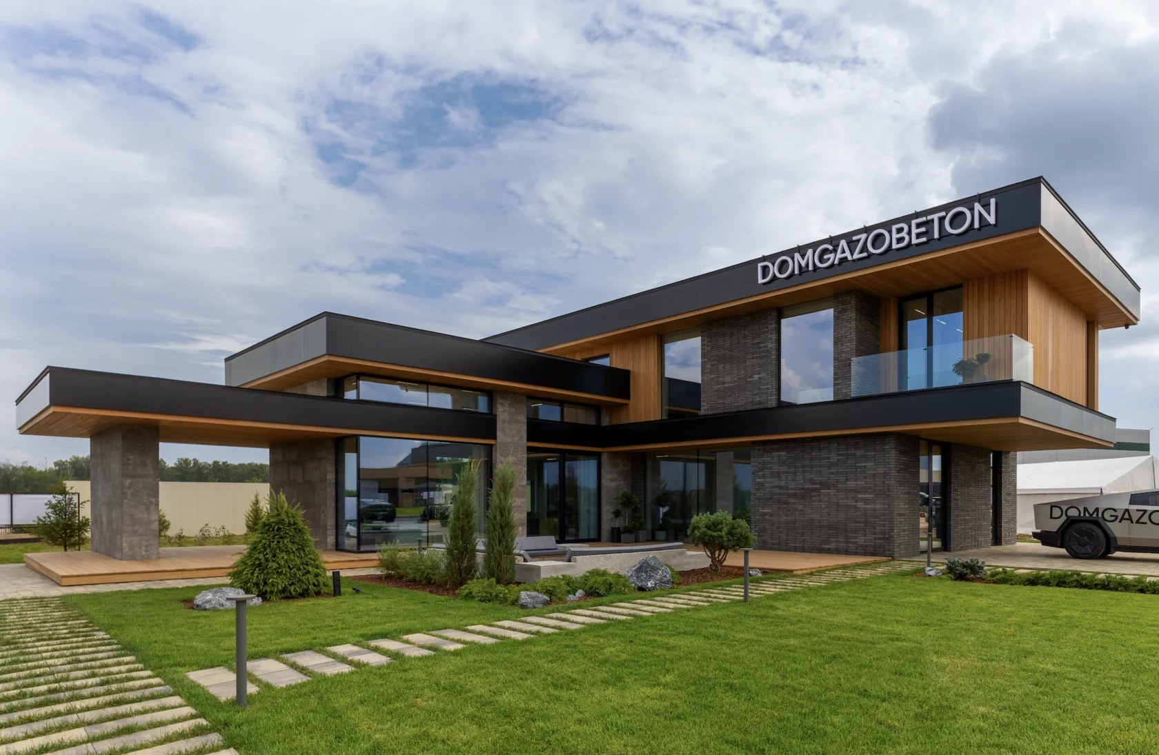 Дом с безрамным остеклением — DOMGAZOBETON, Open Village 2025