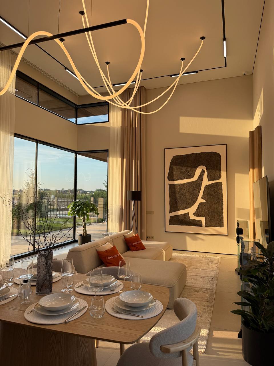 Угловое безрамное окно в гостиной со вторым светом